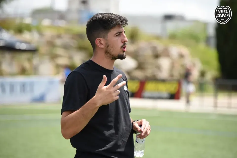 Fran Herruzo explicando un ejercicio en el Nike Camp