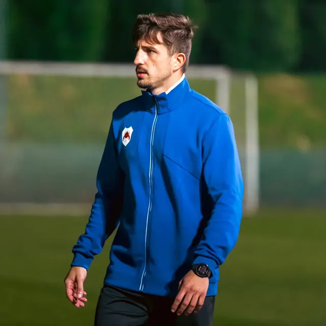 Fran Herruzo en el campo con el chándal del Al Rayyan SC