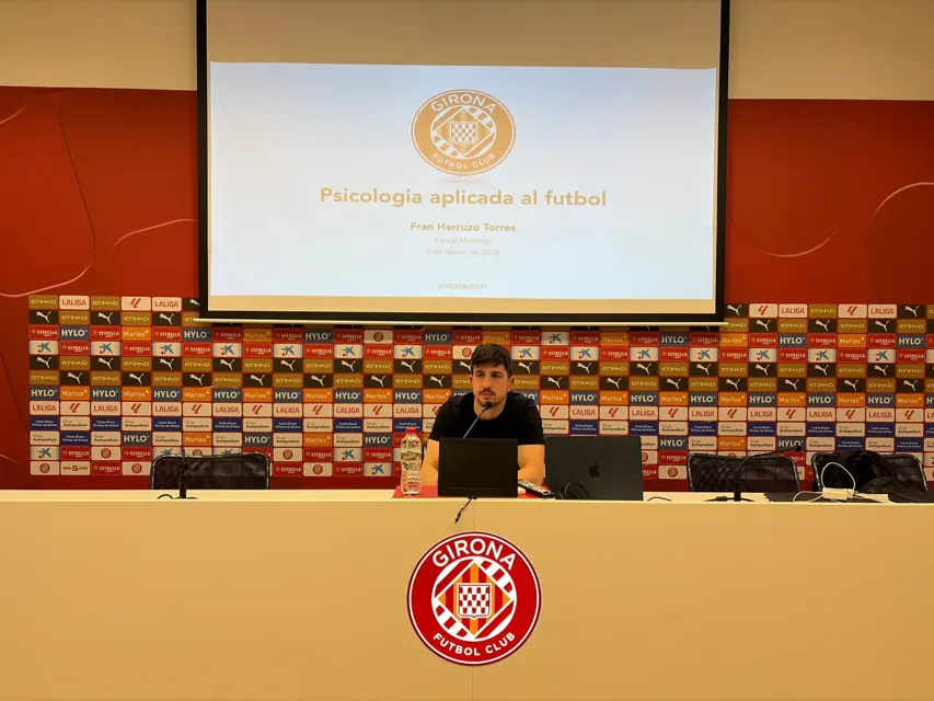 Fran Herruzo dando la charla Psicología aplicada al fútbol en el Girona FC