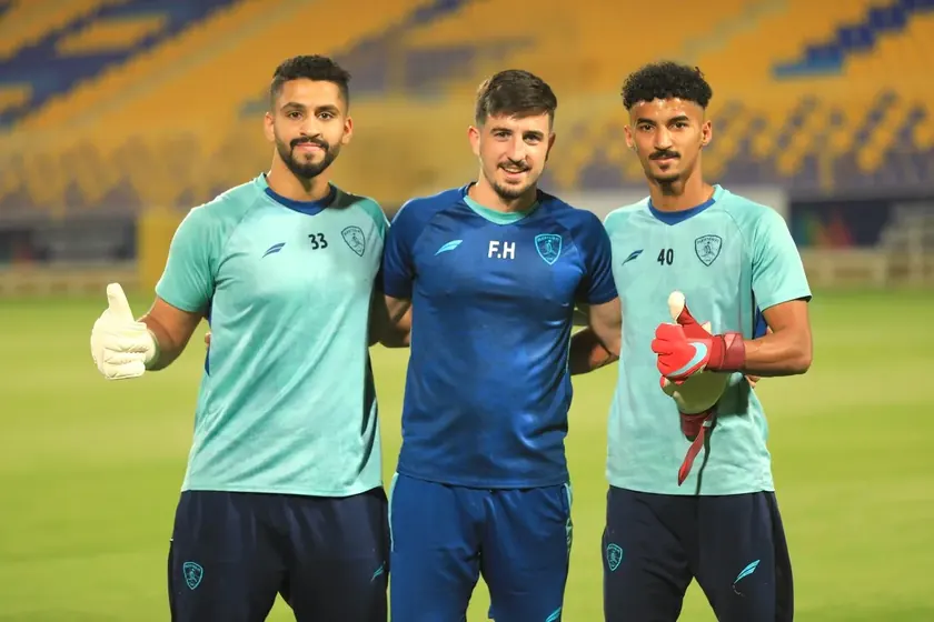 Fran Herruzo con dos porteros del Al Fateh