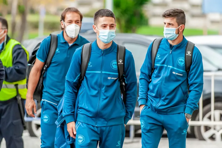 Cuerpo técnico del Deportivo Alavés llegando a un partido